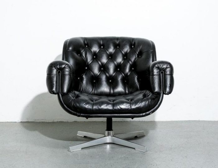 Tufted leather lounge chair for living area